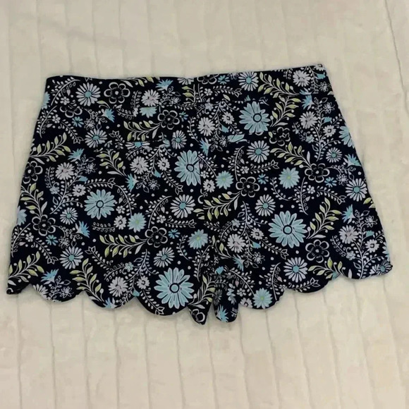 Women’s Crown & Ivy Floral Scalloped Shorts Size 12 EUC - Picture 7 of 8